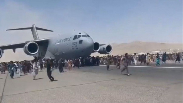 Летището в Кабул продължава да бъде окупирано от хиляди афганистанци