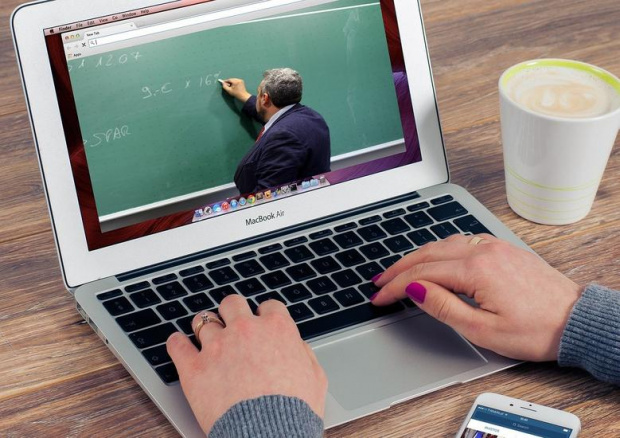 При преминаване към онлайн обучение всички ученици и учители ще