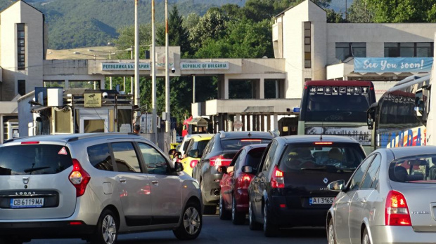 Очаквано  интензивен трафик към Гърция на прага на трите почивни дни  посочва  Трафикът на