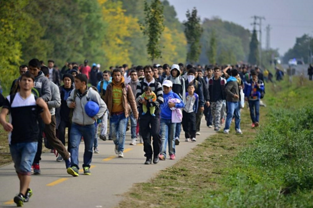 Големи групи бежанци които носят и наркотици нахлуват в момента