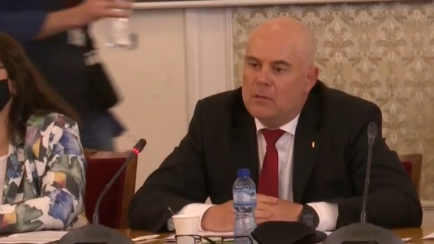 Главният прокурор Иван Гешев се е изнесъл от правителствената резиденция
