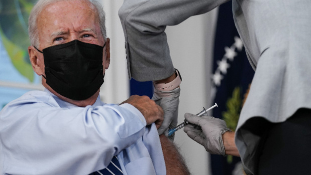 US президентyt Джо Байдън получи трета доза от ваксина срещу коронавирус