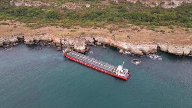 Заседналият кораб Вера Су край Камен бряг потъва съобщи министърът