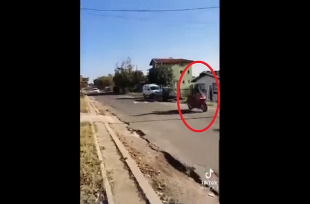 ВИДЕО Моторист пощури ченгетата в Бургас, спрента си гонка и кръстоса града със 140 км/ч.