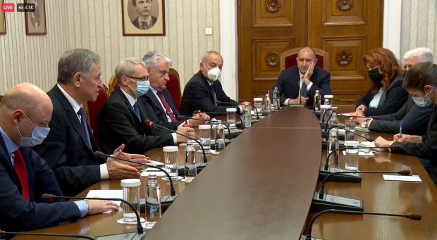 Среща със служебните министри организира в този час президентът Румен