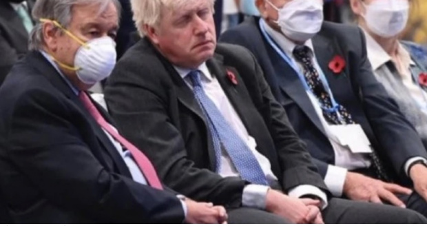 Британският премиер Борис Джонсън беше заснет да спи по време