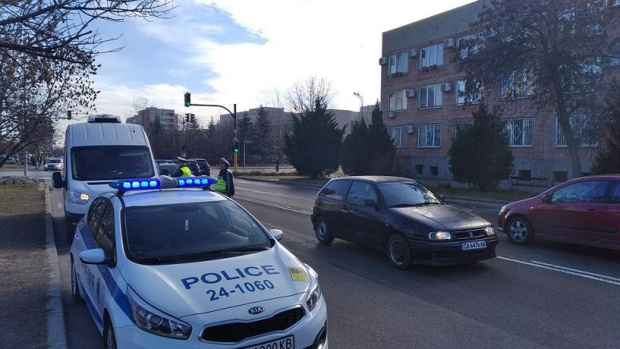Служителите на реда във Варна спряха опит за нахлуване на антиваксъри