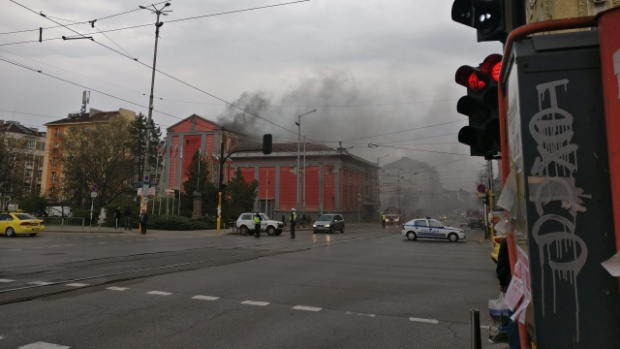 Огромен пожар затруднява движението в центъра на столицата Става въпрос за сградата