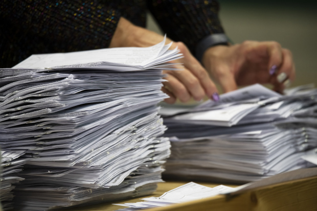 Сгрешени протоколи отново бавят предаването на изборните книжа за област София