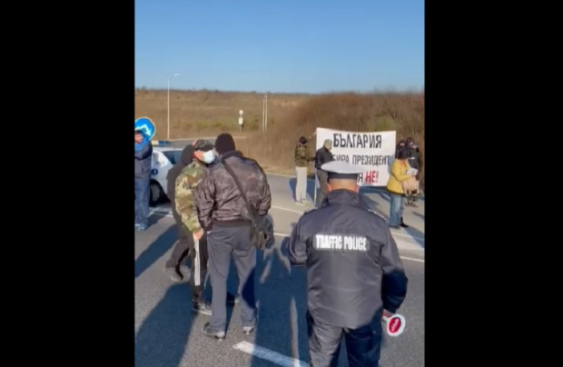 Протестиращи блокираха АМ Марица на няколко километра от граничния пункт
