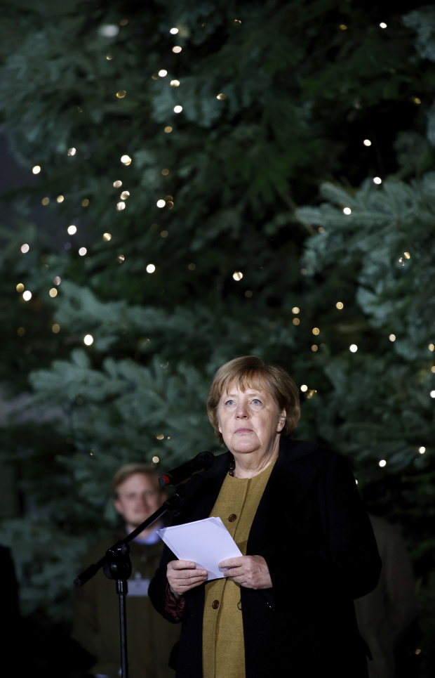 Краят на ерата Меркел: Канцлерът посрещна за последен път официалната коледна елха