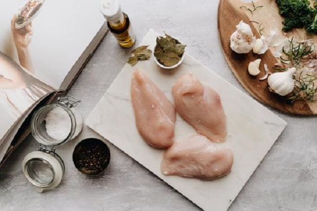 Идея за вечеря: Пилешки гърди със спанак и чесън (ВИДЕО)