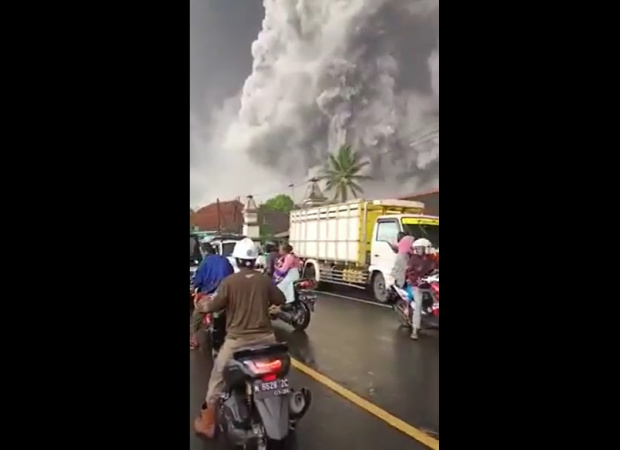 Вулканът Семеру изригна в събота в индонезийската провинция Източна Ява