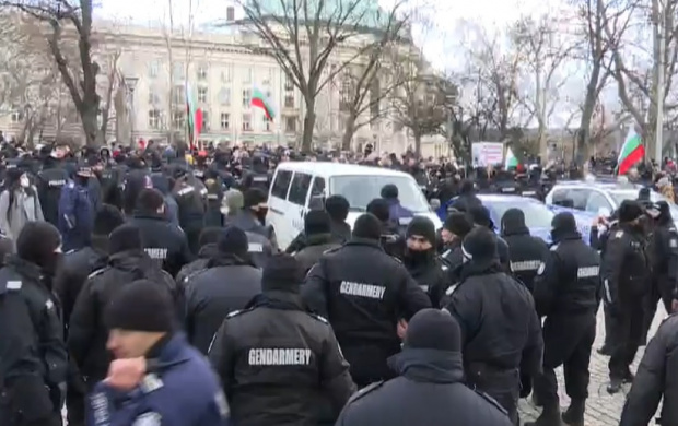 Осем полицаи пострадаха при протеста пред парламента в София От МВР