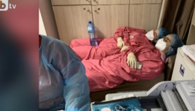 Снимка на смазани от умора медици легнали в COVID отделението