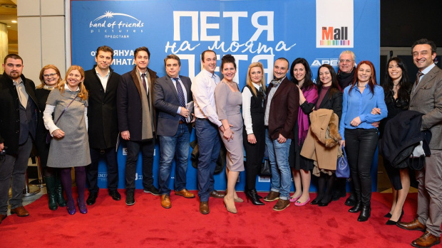 Петков, министри и депутати тайно рониха сълзи на филма за Петя Дубарова
