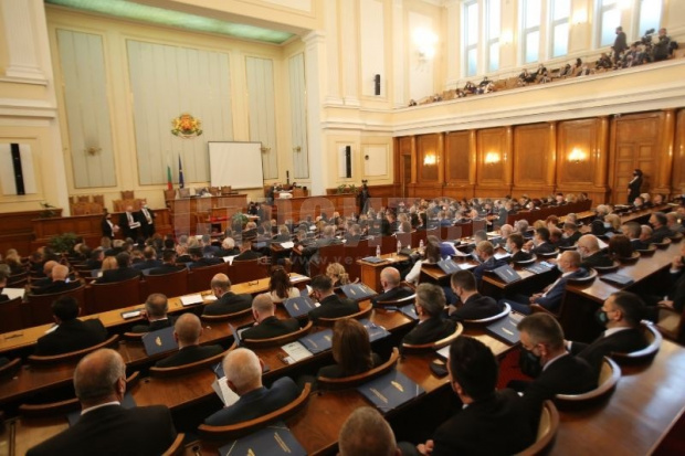Зоват депутатите да се тествот за К-19 в мобилни лаборатории пред парламента