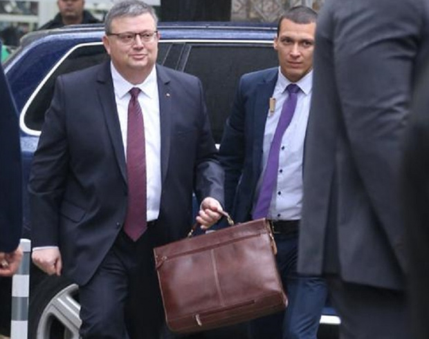 Над 2 5 часа председателят на антикорупционната комисия КПКОНПИ Сотир Цацаров отговаря