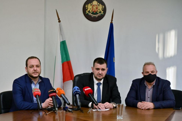 Областният щаб в Пловдив обяви затягане на противоепидемичните мерки в града  
  БТА
 
От