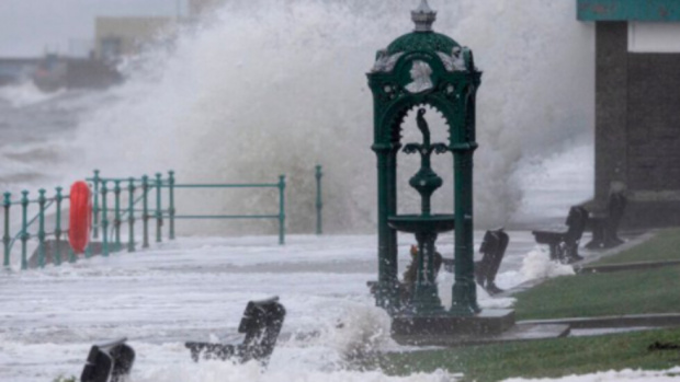 Буря, наречена от синоптиците Малик, обхвана Северно море и части