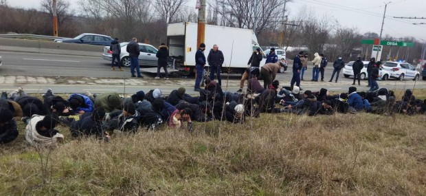Над 60 мигранти са открити в товарен автомобил тази сутрин