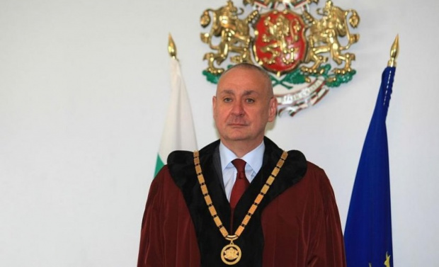 Доскорошният председател на Конституционния съд проф Борис Велчев е новият