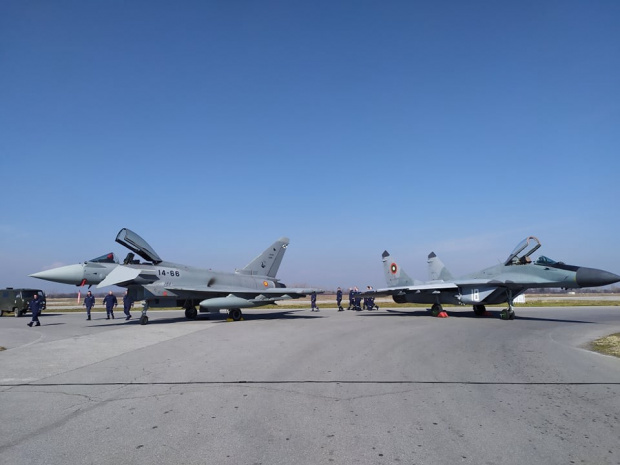 два от испанските изтребители Еurofighter EF-2000 Typhoon II са излетели