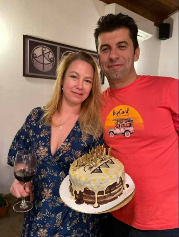Жената на Кирил Петков закова 200 бона оборот от торти