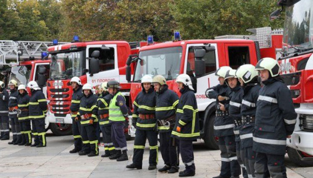 Националният синдикат на пожарникарите и спасителите Огнеборец излиза на шествие от