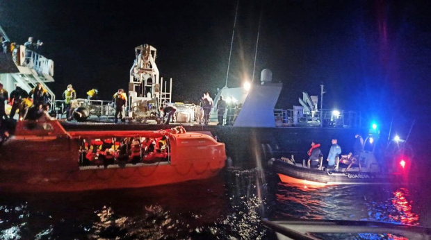 12 души от ферибота който се запали в Йонийско море
