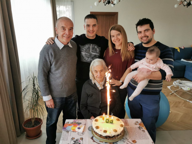 Майката на Мангъров стана на 100 години, празнува с неустоима торта СНИМКА
