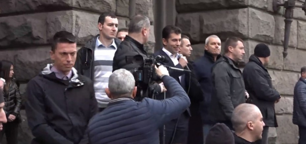 Кирил Петков се появи пред протестиращите Тълпата се е събрала