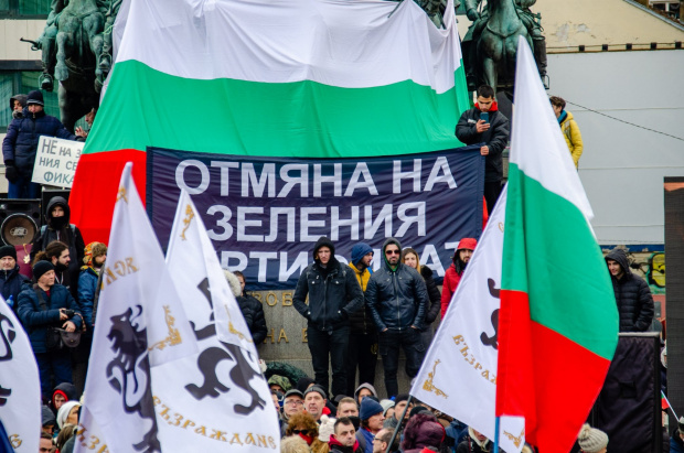 Протестът срещу мерките прерасна в шествие, Мангъров също е там (НА ЖИВО)
