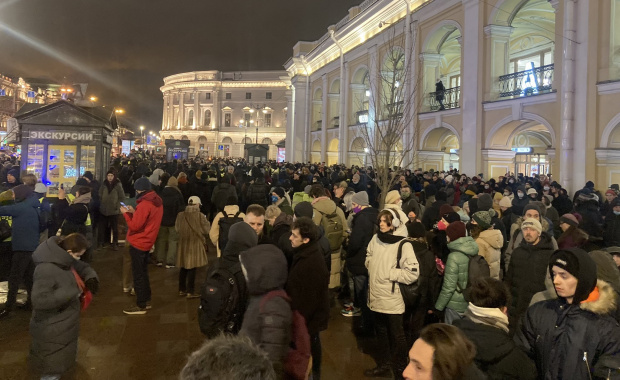 Протести се провеждат в редица руски градове срещу нахлуването в Украйна