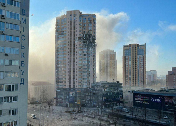 Многоетажен жилищен блок бе засегнат от ракетен обстрел в Киев,