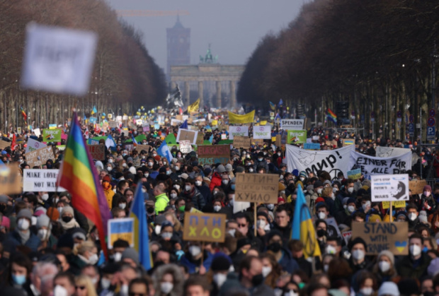 Протестиращи се събират в Берлин в подкрепа на Украйна съобщават