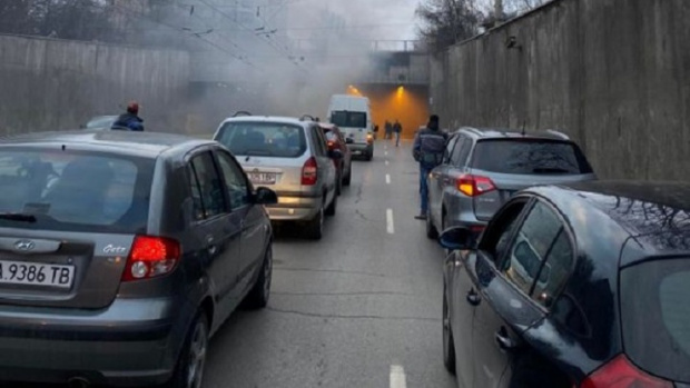 Кола избухна в пламъци преди тунела в столичния квартал Люлин