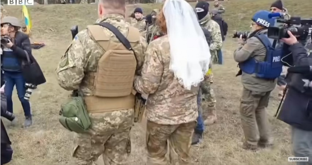 Сватба по време на война Украинци се венчаха на фронтовата