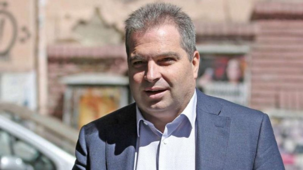 Вицепремиерът и министър на регионалното развитие Гроздан Караджов е освободил двама