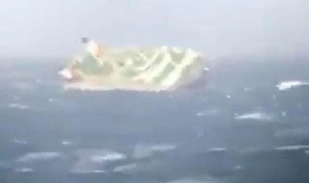 Товарен кораб на ОАЕ превозващ автомобили потъна при силен вятър