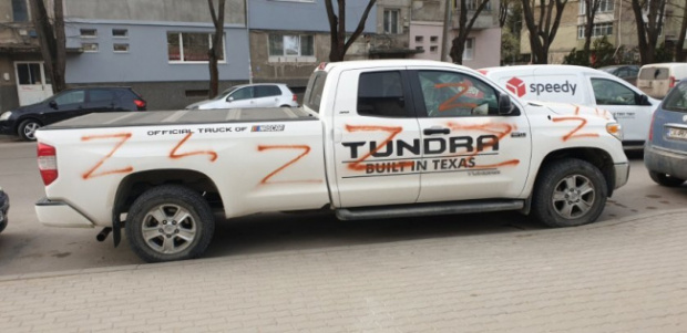 Вандали боядисаха автомобил с украински номера в Добрич с проруския