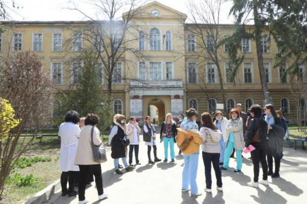 Лекари медицински сестри и санитари излязоха на протест пред Александровска болница предава NOVA  Те