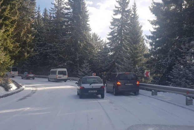 Сняг насред пролет: Десетки коли закъсаха на Пампорово