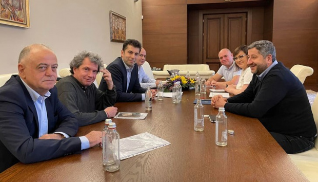 Провокативна снимка от коалиционния съвет в неделя публикува в профила си премиерът Кирил