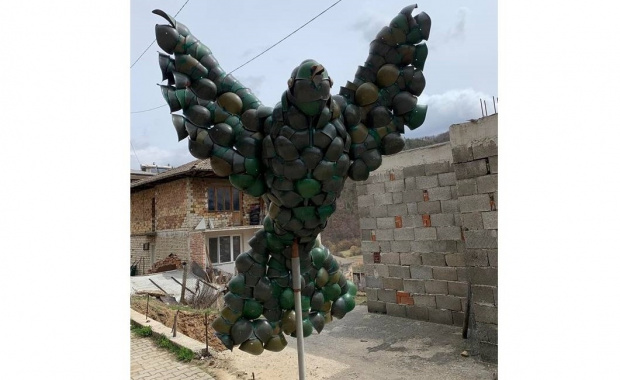 5 метров гълъб изработен от 250 военни каски вече се извисява