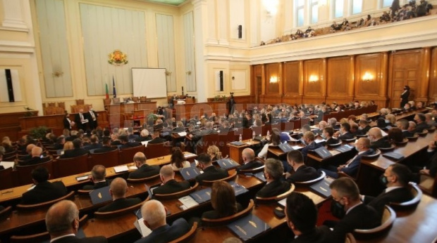Опозицията е превзела парламента тя използва много по често парламентарната