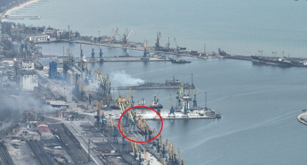 Украински националисти оттеглящи се от Мариупол  плениха два чуждестранни кораба