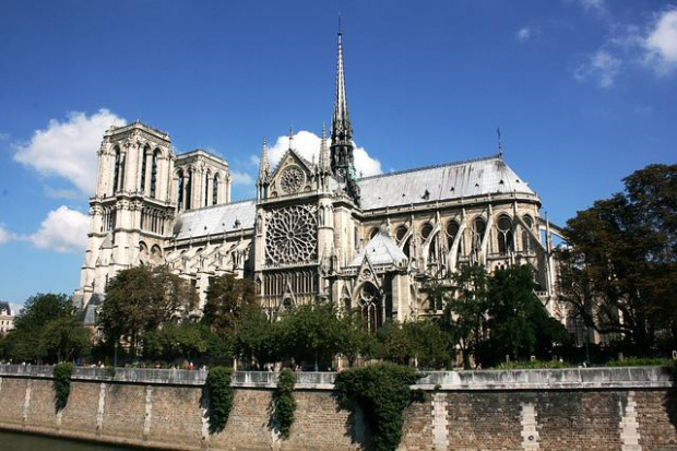 Три години след опустошителния пожар парижката катедрала  Нотр Дам  възвърна първоначалната си белота благодарение