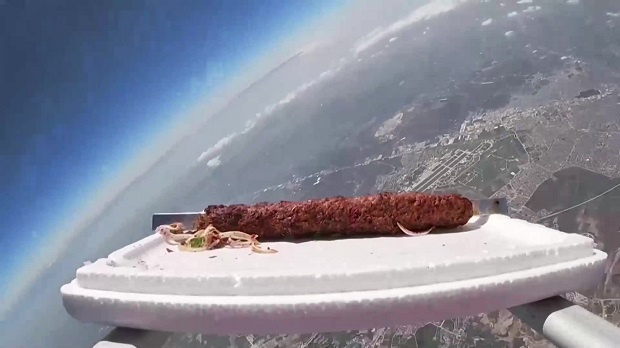Турски търговци се опитаха да изпратят кебап в Космоса. Необичайният