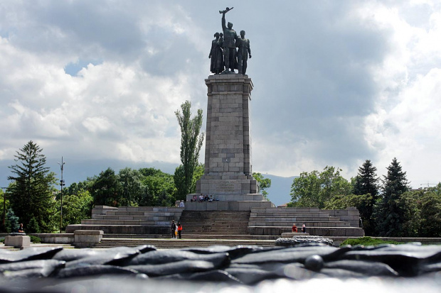 В паметника на Съветската армия в Княжеската градина в София